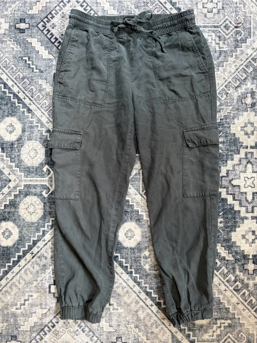 Banana Republic women’s jogger Cargo Pants in Dark Gray blue